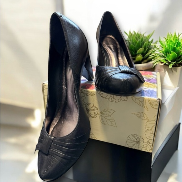 💟💎Vianni Vintage Black Leather High Heels - Picture 2 of 15